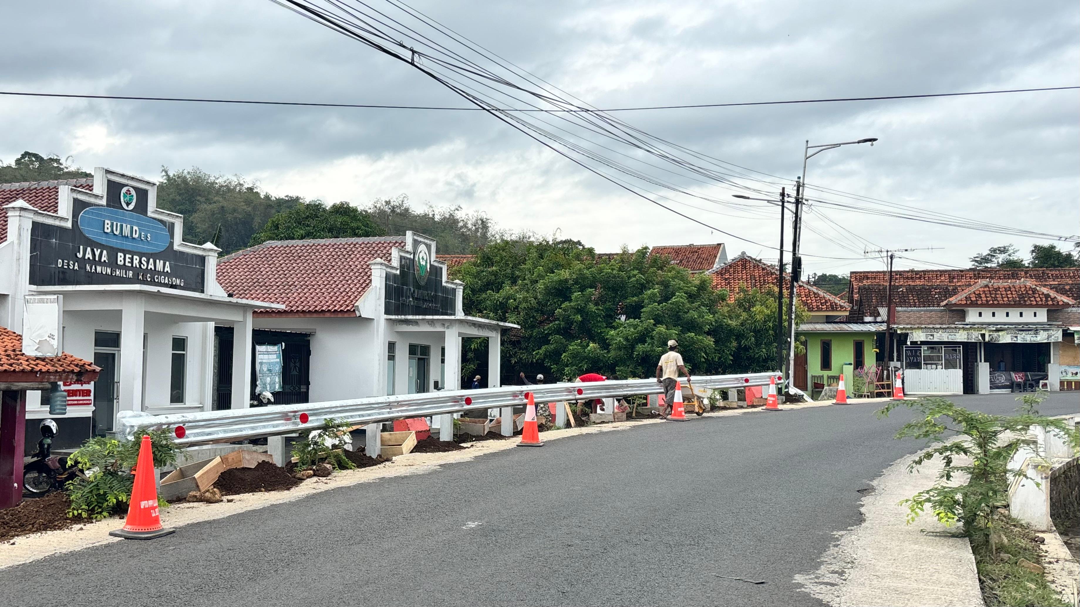 Dinas Perhubungan Kabupaten Majalengka melakukan pemasangan fasilitas keselamatan jalan berupa pagar pengaman jalan (guardrail) di ruas jalan Desa Kawunghilir